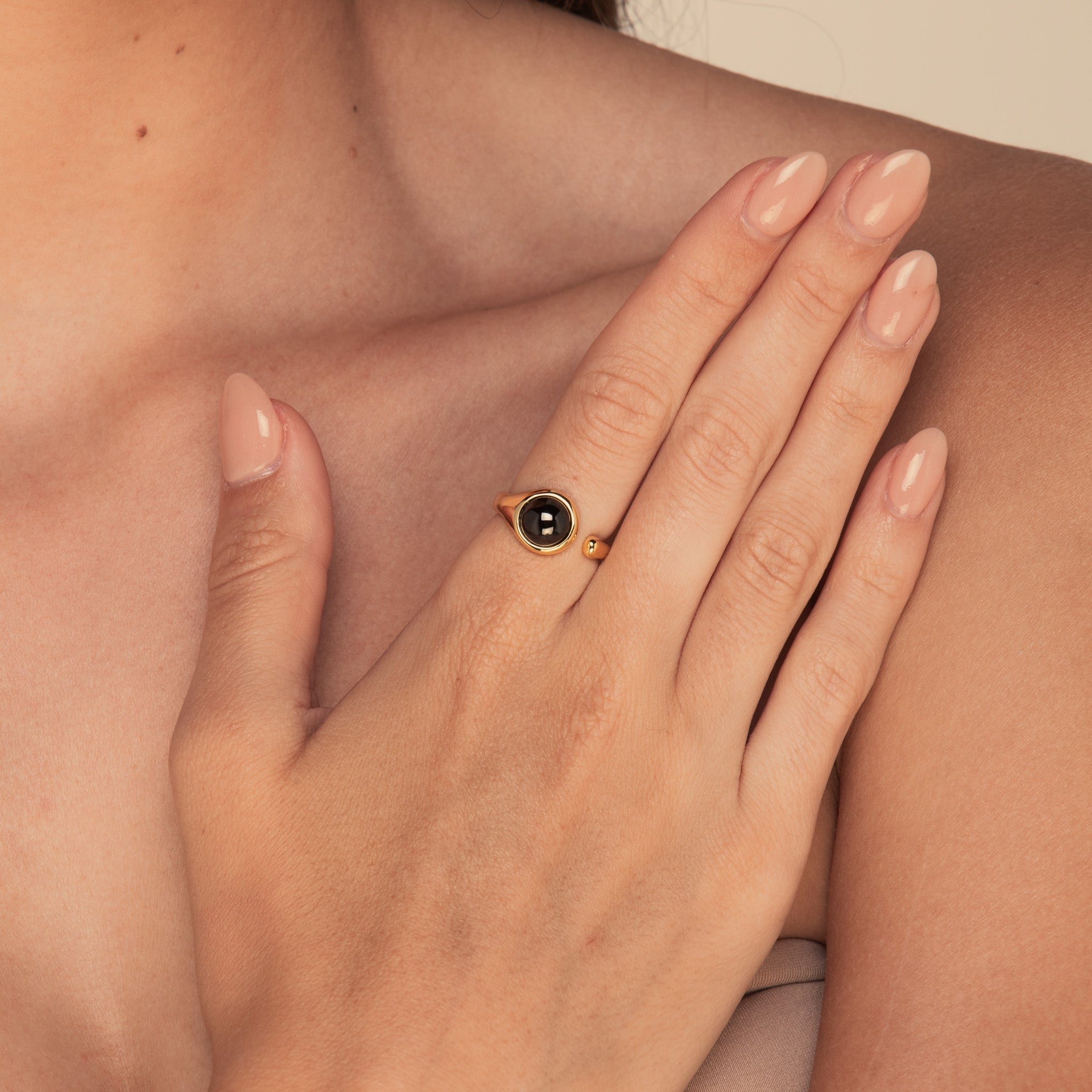 Black Onyx Circular Open Ring Gold